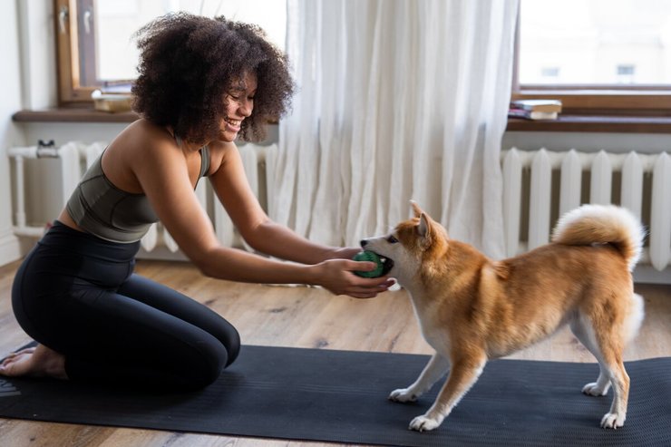 Vrouw speelt met haar hond