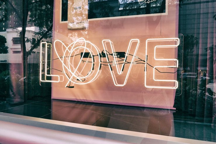 Neonverlichting met love tekst