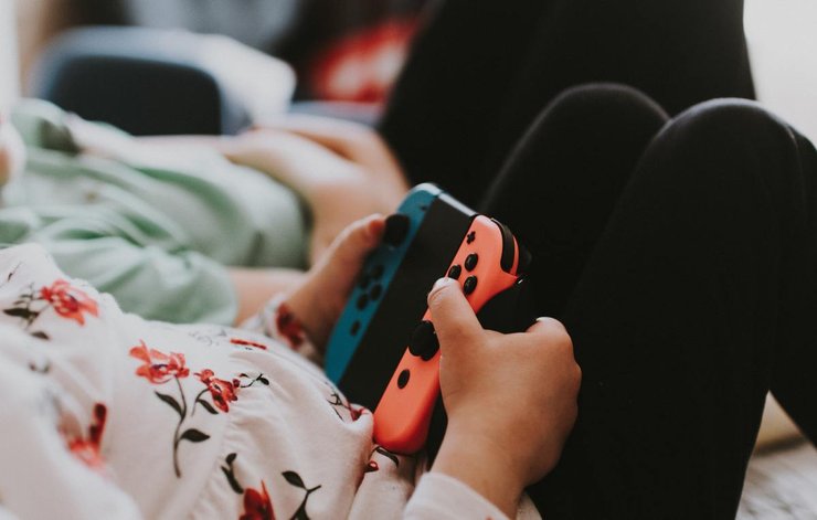 Kind speelt met gameconsole