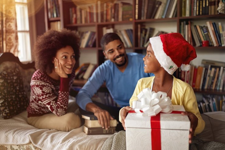 Gezin kerstkado kind met kerstmuts