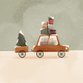 Auto met dozen en kerstboom