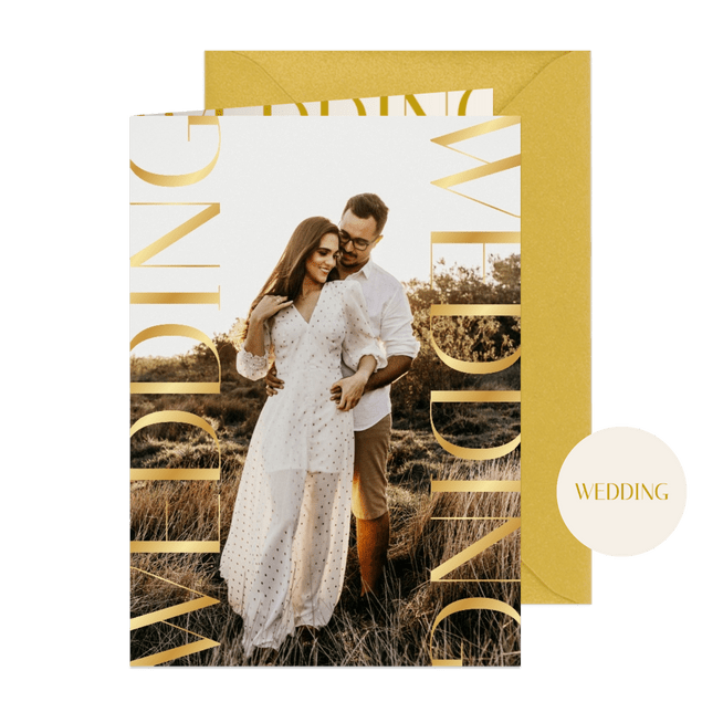 Stijlvolle foto trouwkaart met klassieke gouden typografie