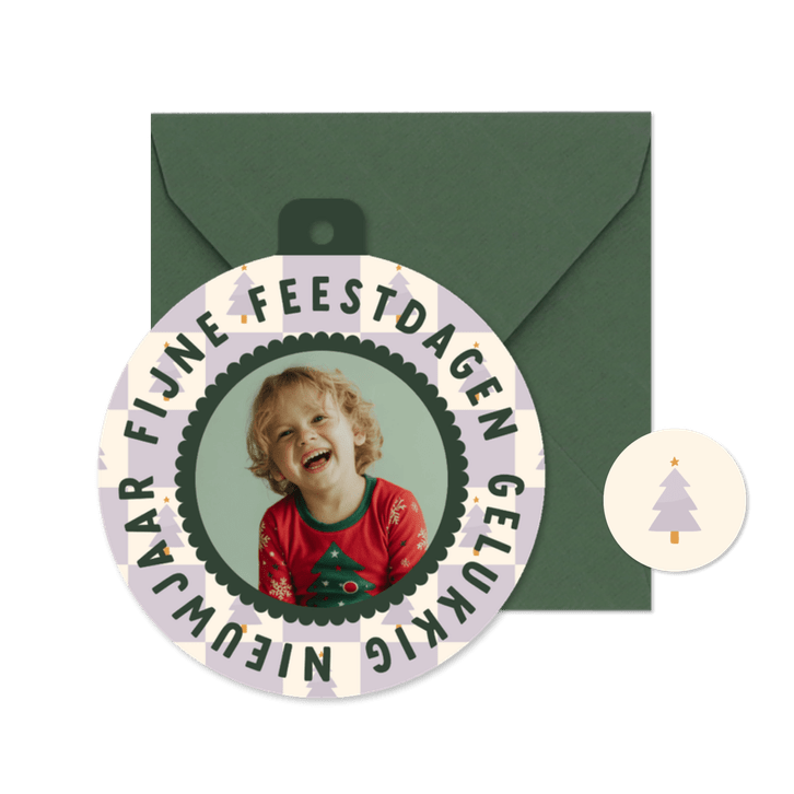 Kerstbal foto kerstkaart lila blokjespatroon met kerstbomen