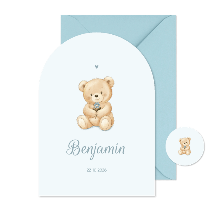 Klassiek boogvormig geboortekaartje teddybeer met bloemetje