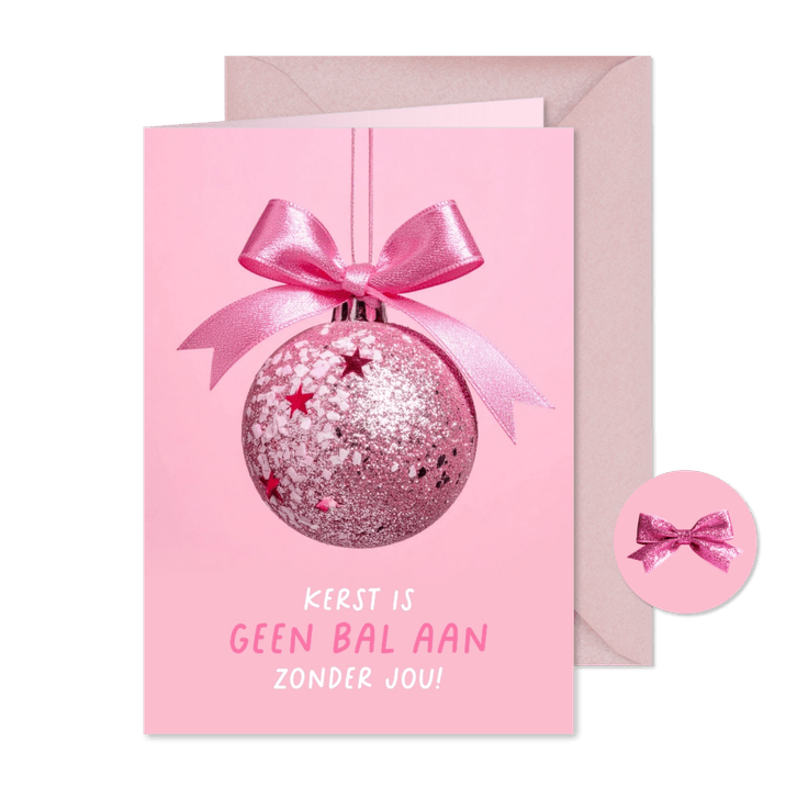 Liefdevol en grappige kerstkaart met kerstbal en strik