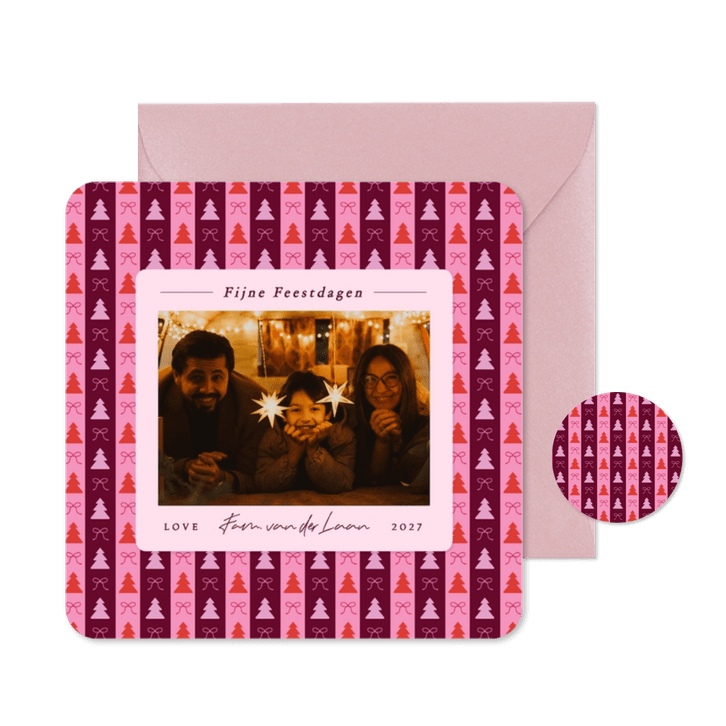 Moderne roze kerstkaart met foto en kerstboom patroon