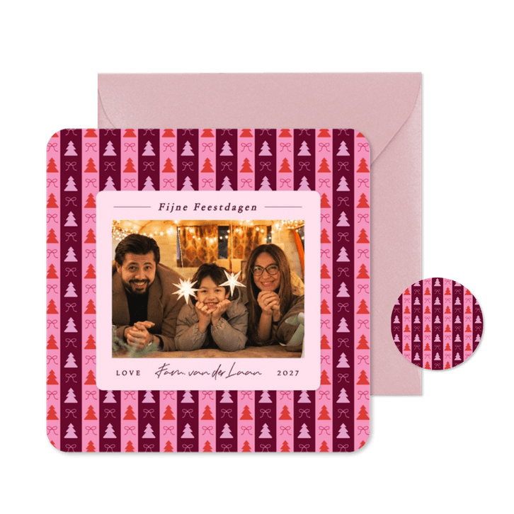 Moderne roze kerstkaart met foto en kerstboom patroon