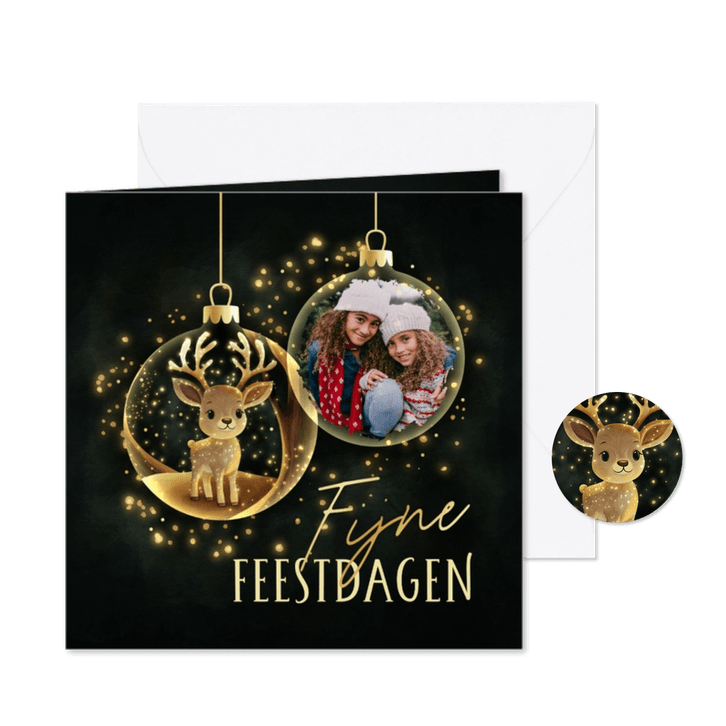 Sprankelende kerstkaart hertje in kerstbal fijne feestdagen