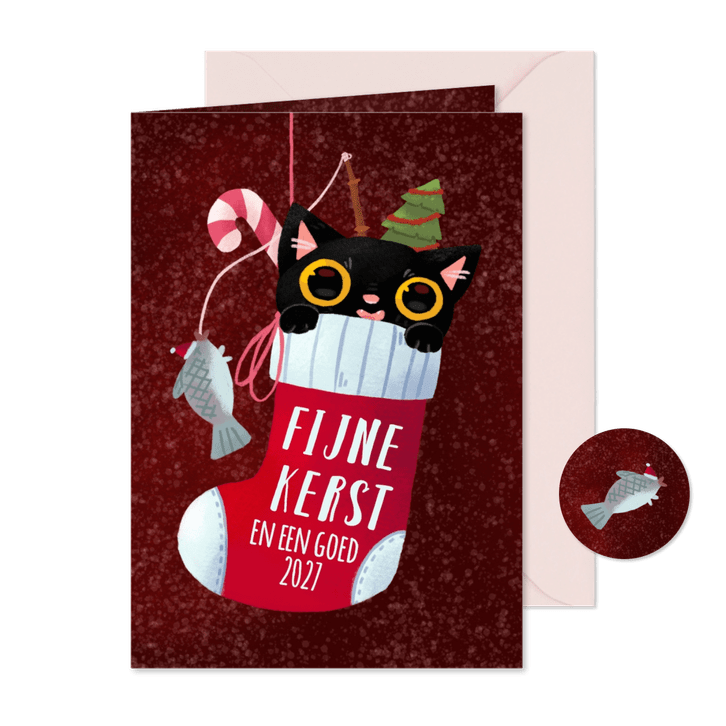 Staand kerstkaartje met een zwarte kat in sok.