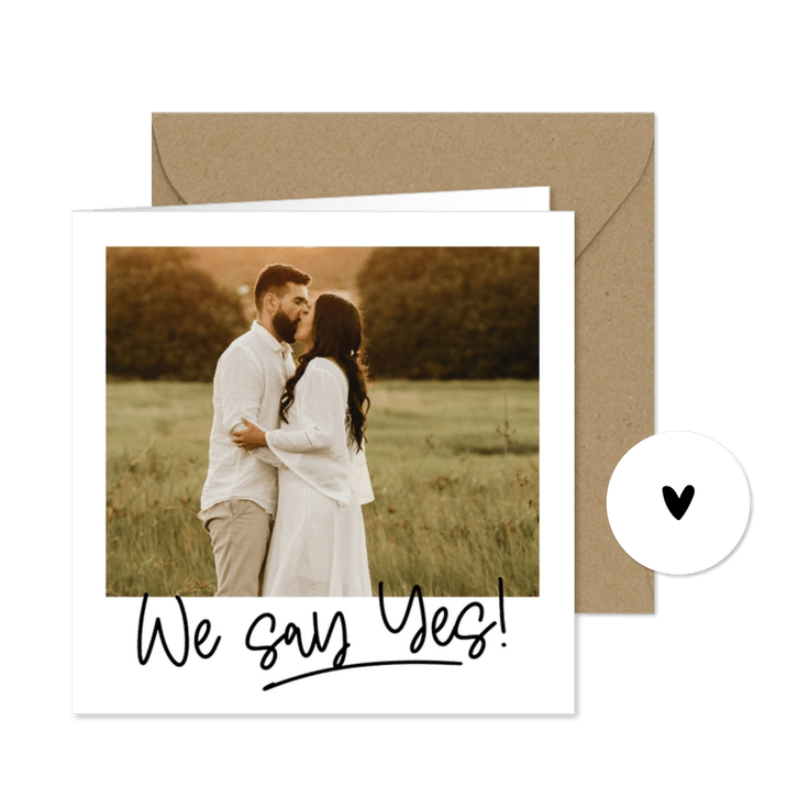 Trouwkaart vierkant handgeschreven we say yes met foto kader