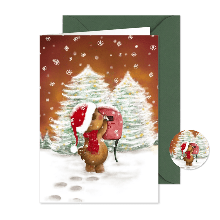 Winterse kerstkaart met beertje bij de brievenbus in de snee