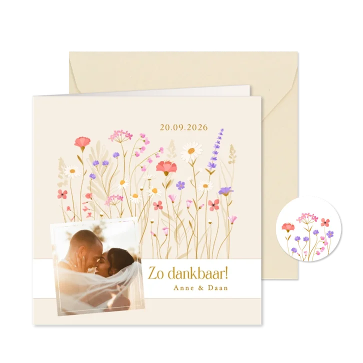 Bedankkaart met sierlijke wilde bloemen en wikkel effect