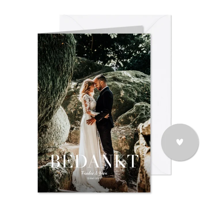 Bedankkaart trouwerij met grote foto en witte typografie