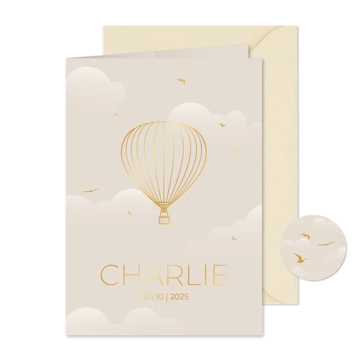Beige geboortekaartje met luchtballon en vogels goudfolie