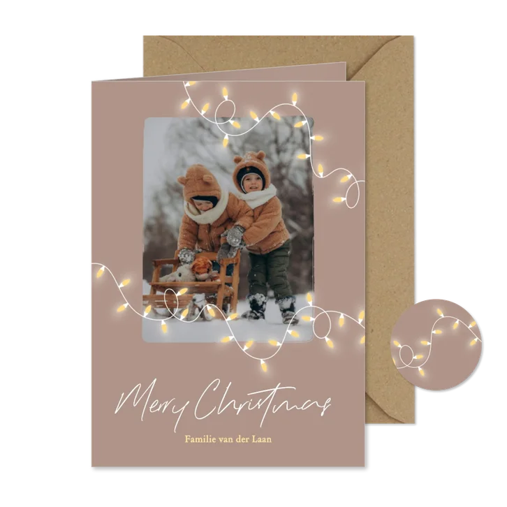 Beige kerstkaart met kerstlampjes en foto