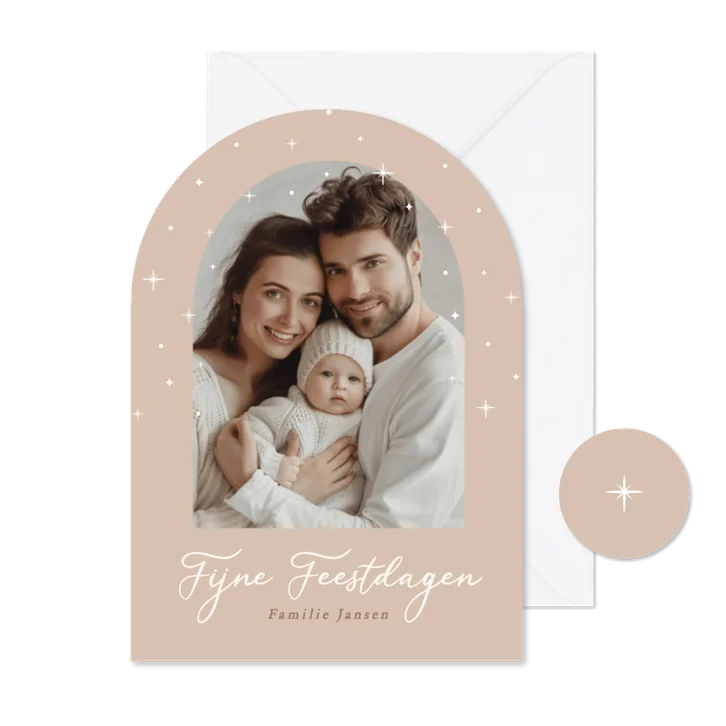 Beige kerstkaartje met foto en sterren in boogvorm