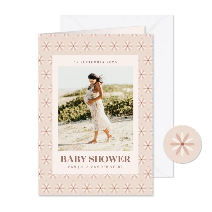 Beige uitnodiging babyshower met bloemenpatroon en foto