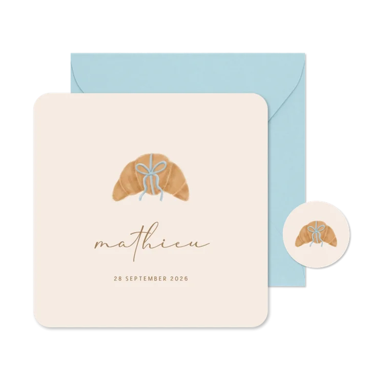 Bijzonder geboortekaartje croissantje met blauw strikje