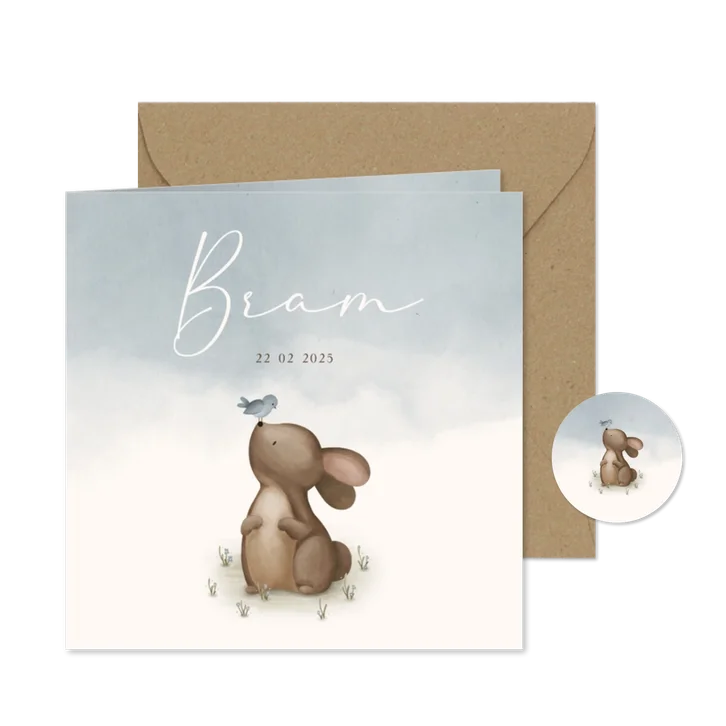 Blauwe waterverf geboortekaartje met een konijn en vogeltje