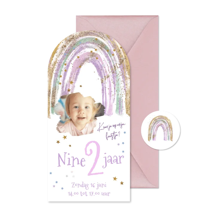 Boogvorm uitnodiging kinderfeestje 2 jaar regenboog