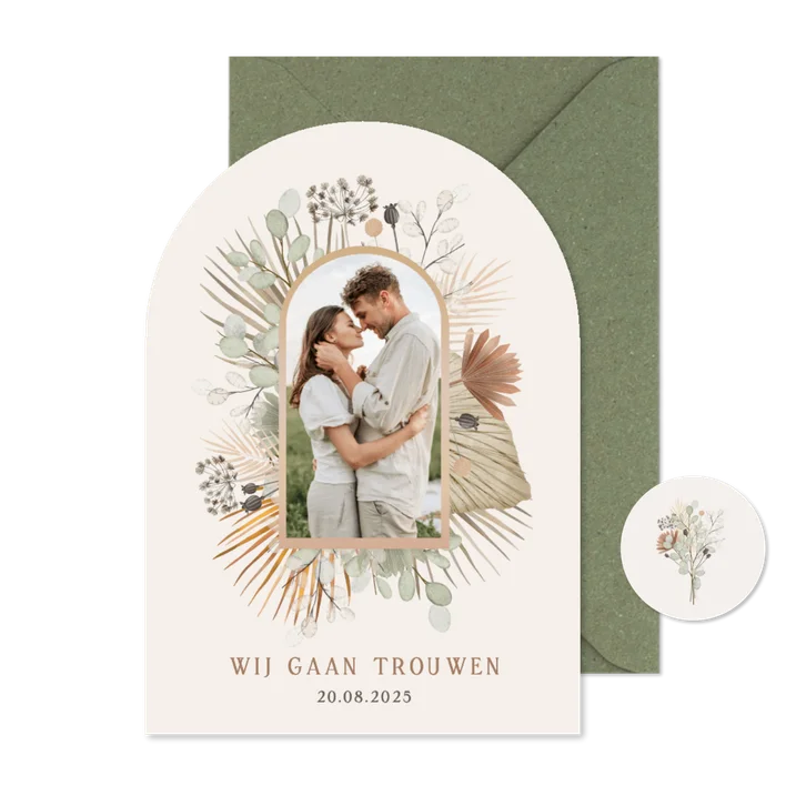 Botanische trouwkaart in boogvorm met droogbloemen en foto 