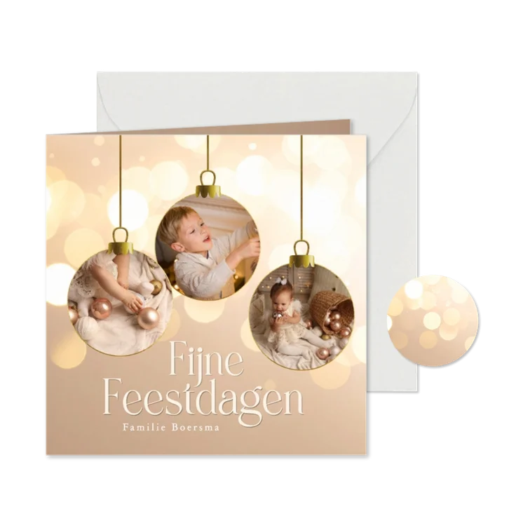 Chique kerstkaart beige met kerstballen fotocollage en bokeh