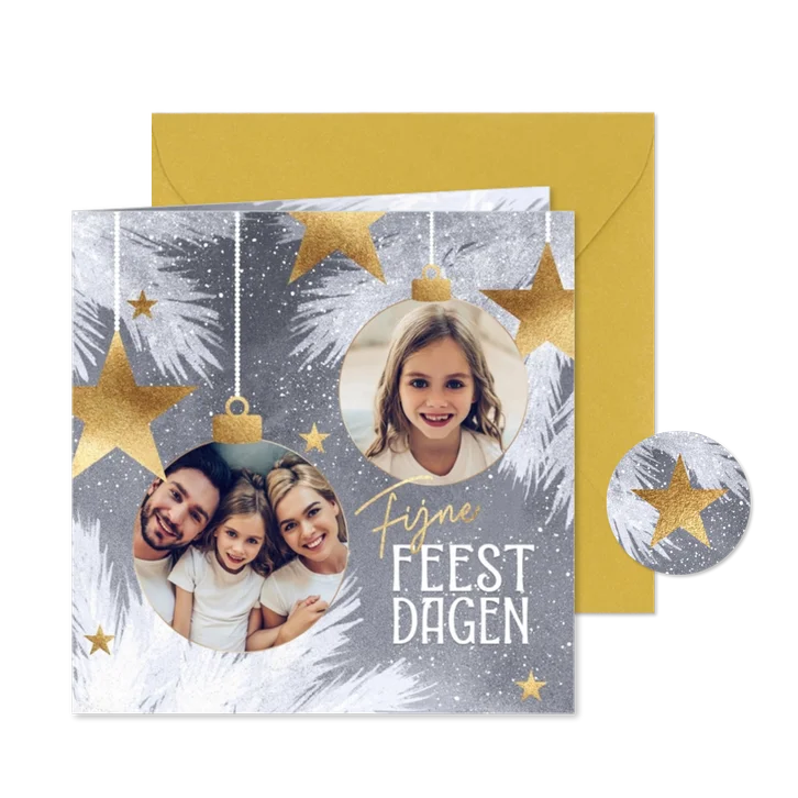 Foto kerstkaart kerstballen sneeuw kerst takken