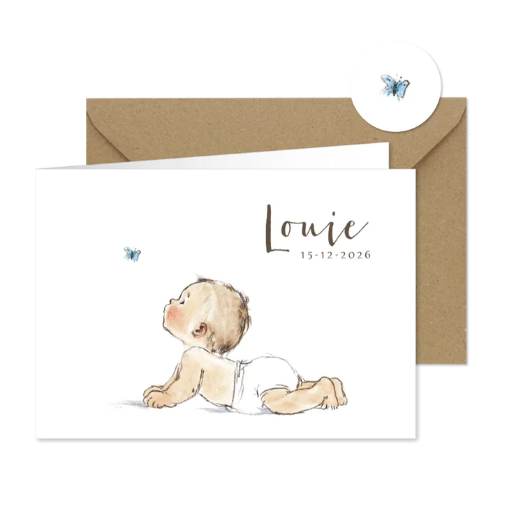 Geboortekaartje baby kijkend naar een blauwe vlinder