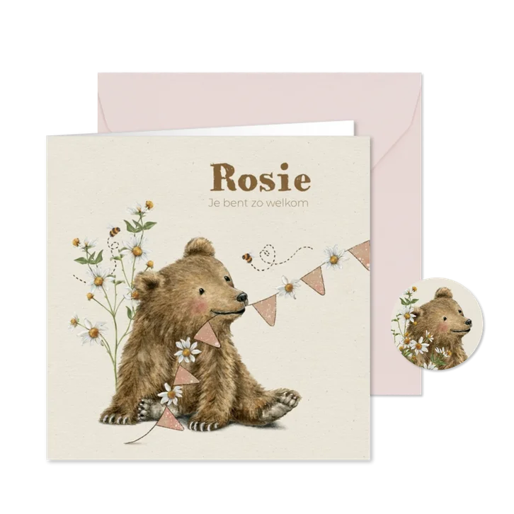 Geboortekaartje met beertje tussen de bloemen
