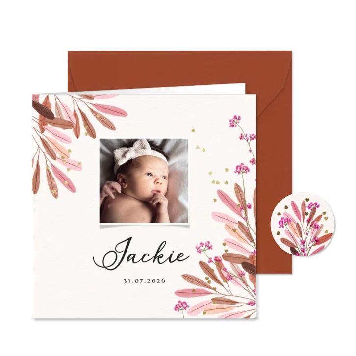 Geboortekaartje met bladeren, bloemen en gouden hartjes