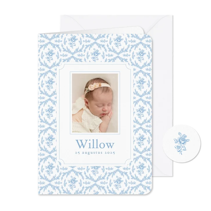 Geboortekaartje met foto en vintage patroon blauwe rozen