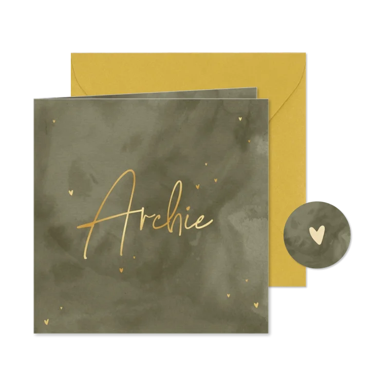 Geboortekaartje met groene waterverf en goudfolie hartjes