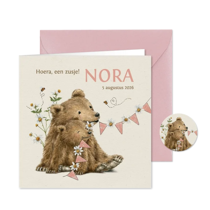 Geboortekaartje met twee beertjes tussen de bloemen