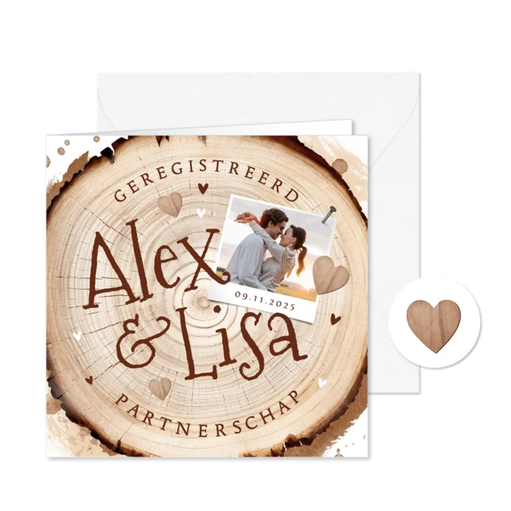 Geregistreerd partnerschap hout boomstam hartjes foto