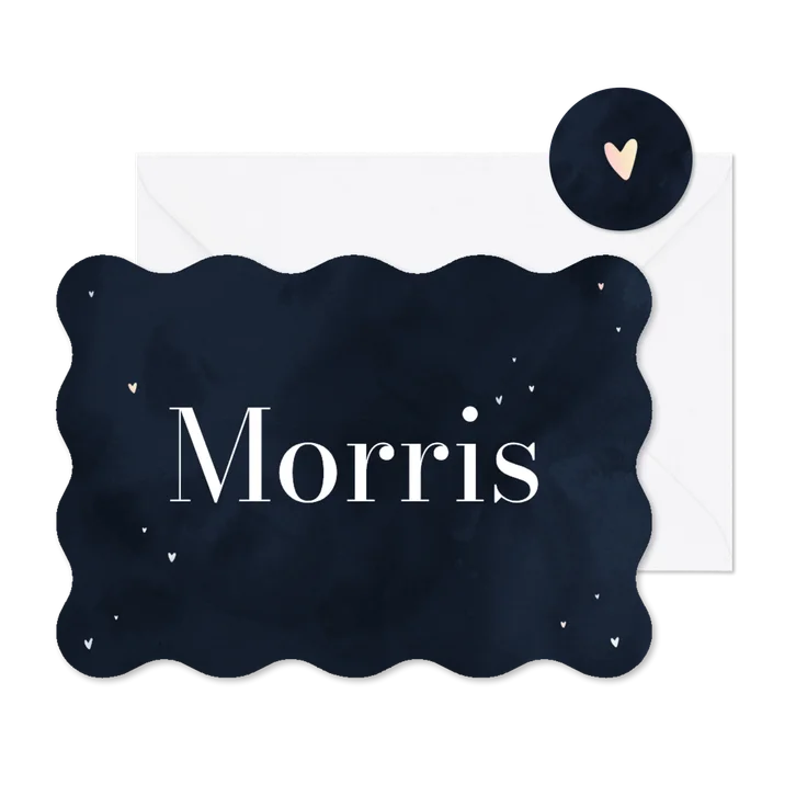 Golvend geboortekaartje met blauwe waterverf en hartjes