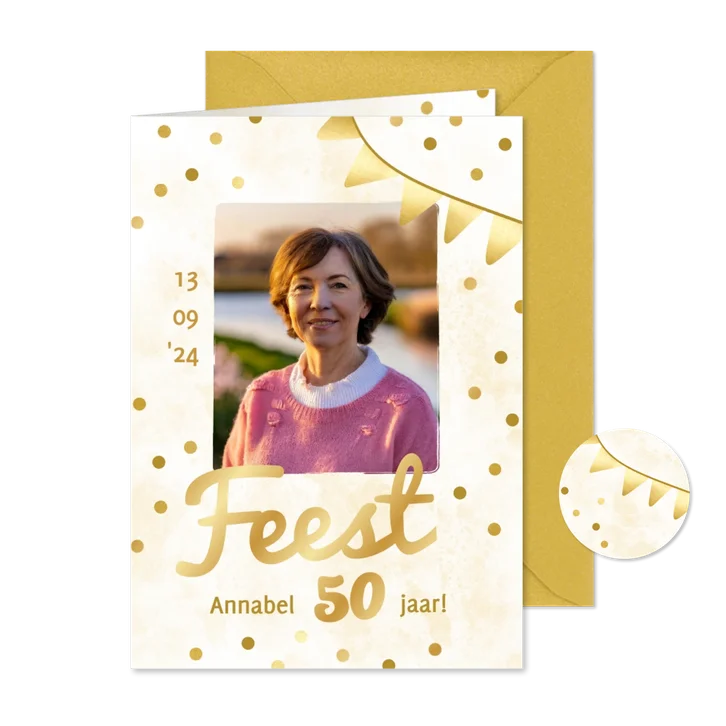 Gouden uitnodigingen feestje met confetti en vlaggetjes