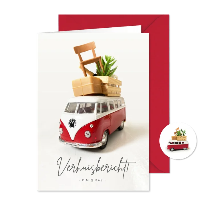 Grappig verhuisbericht met volgepakt rood Volkswagenbusje