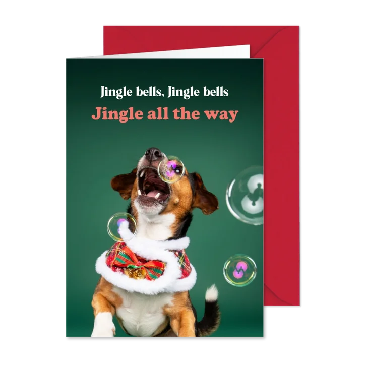 Grappige kerstkaart van hondje met jingle bellenblaas