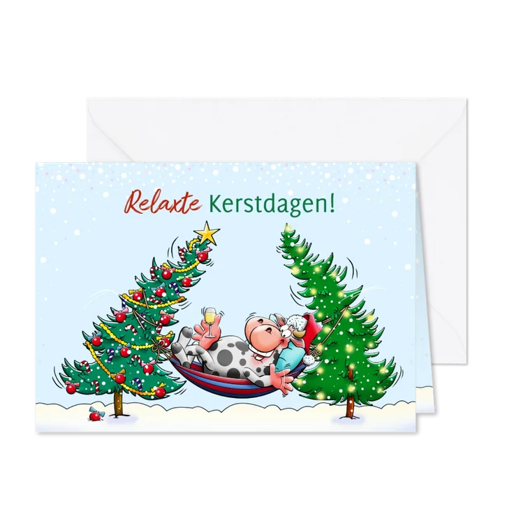 Grappige leuke kerstkaart met koe en kerstbomen