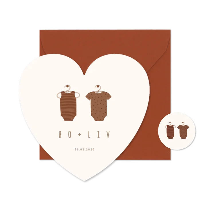 Hartvormig geboortekaartje tweeling met 2 rompertjes