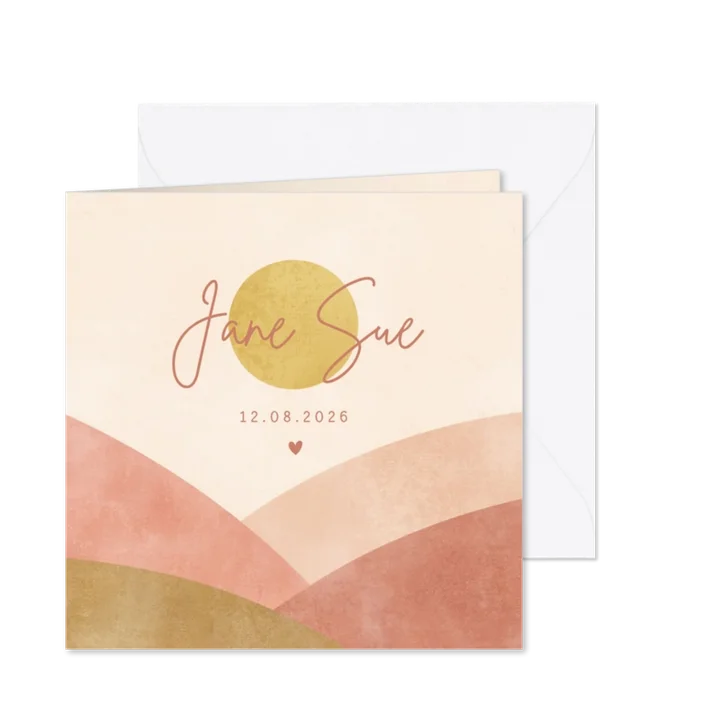 Hip geboortekaartje met heuvels, hartje en zonnetje meisje