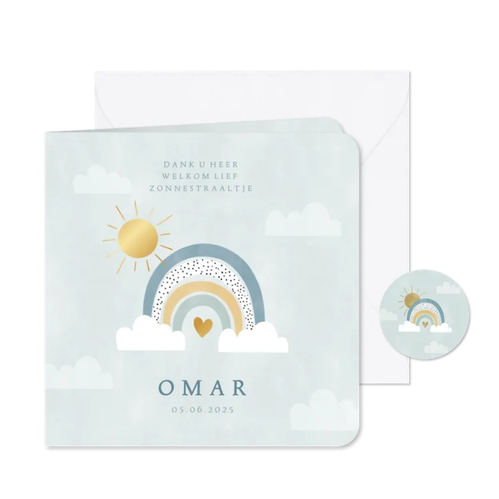 Hip geboortekaartje zon achter regenboog en wolkjes