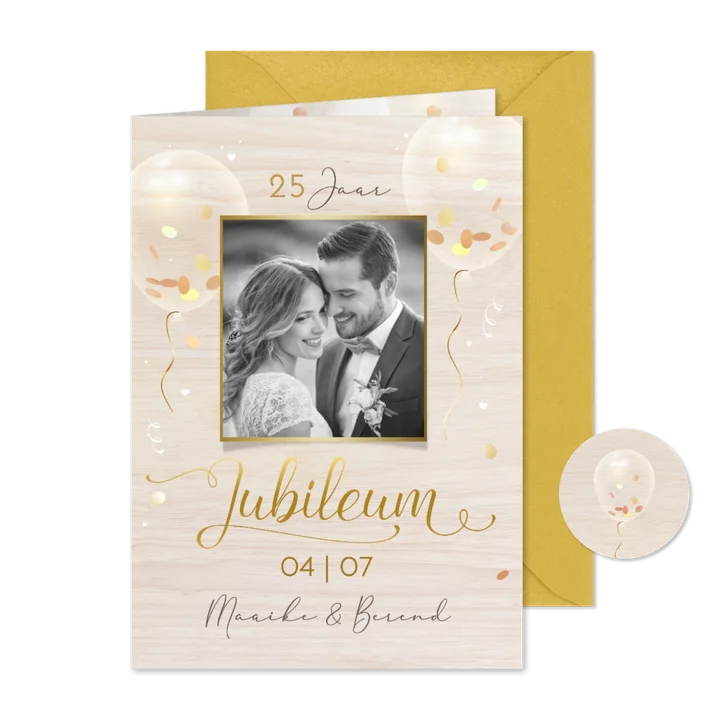 Houtlook jubileum uitnodiging met gouden confetti ballonnen