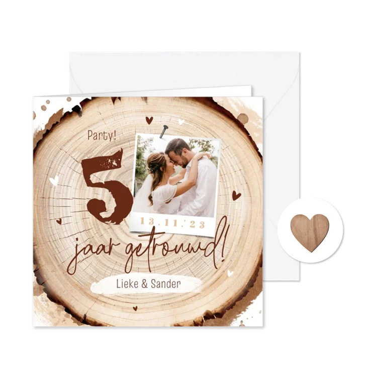 Jubileumfeest 5 jaar getrouwd houten huwelijk boomstam