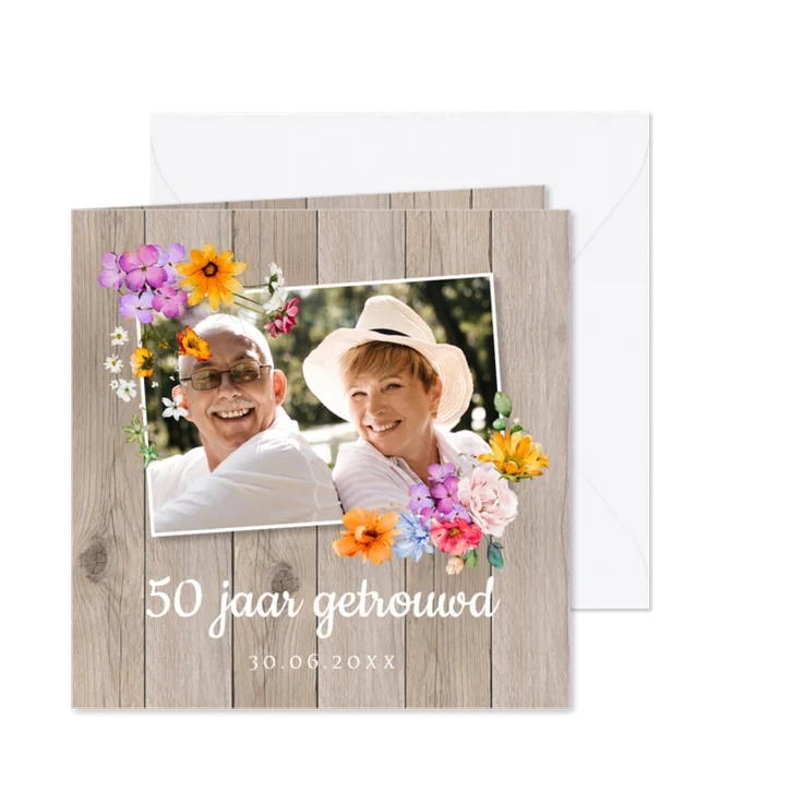 Jubileumkaart huwelijk hout foto bloemen 50 jaar getrouwd
