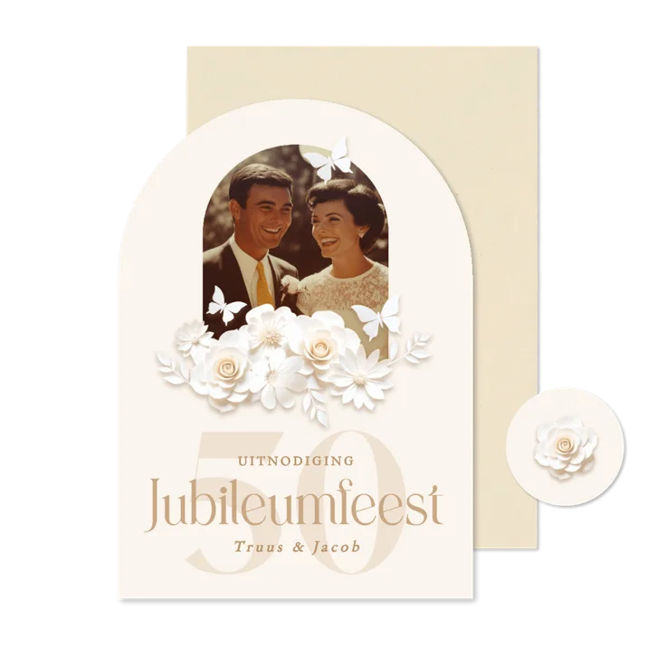 Jubileumkaart met foto en witte bloemen in boogvorm