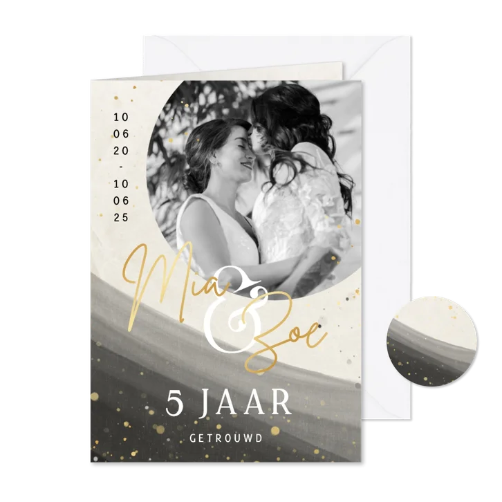 Jubileumkaart uitnodiging 5 jaar getrouwd met goudfolie