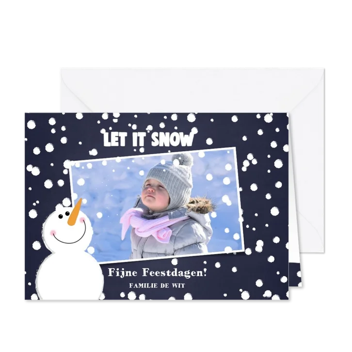 Kerst foto kaart met sneeuw en een schattige sneeuwpop