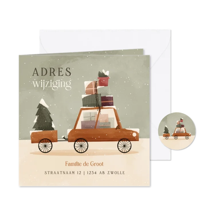 Kerst-verhuiskaartje auto dozen op het dak en kerstboom
