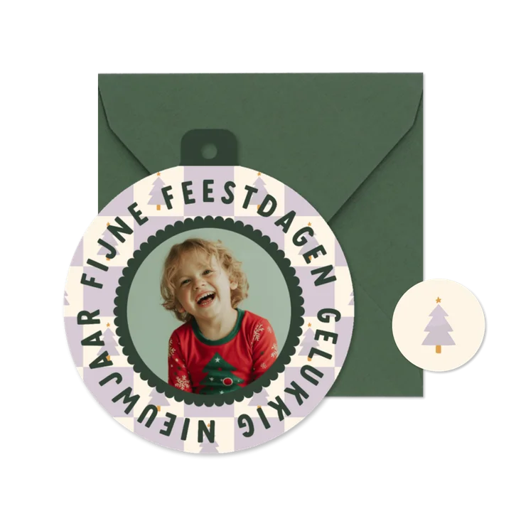 Kerstbal foto kerstkaart lila blokjespatroon met kerstbomen